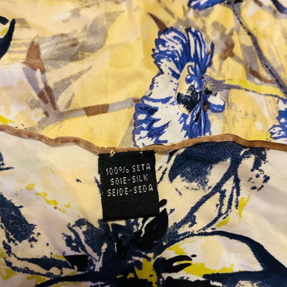 Scarf with Floral Design 100% Silk EUC - Picture 6 of 6